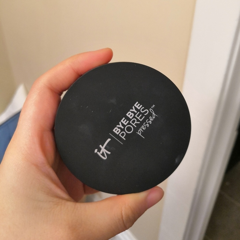 it cosmetics bye bye pores finish pressed powder